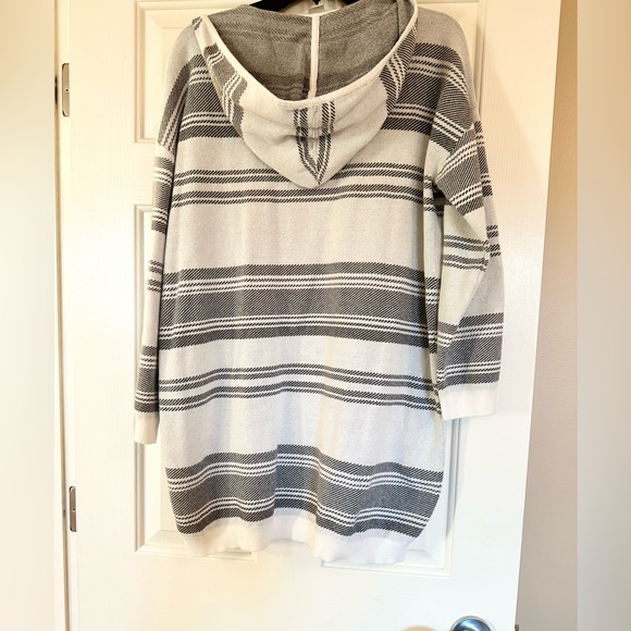 Lovely thick White with black striped hooded cardigan - Picture 4 of 4